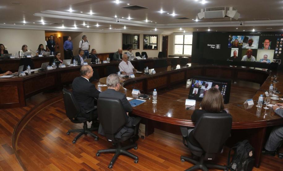 Estado quer estreitar laços com a indústria para crescer com velocidade