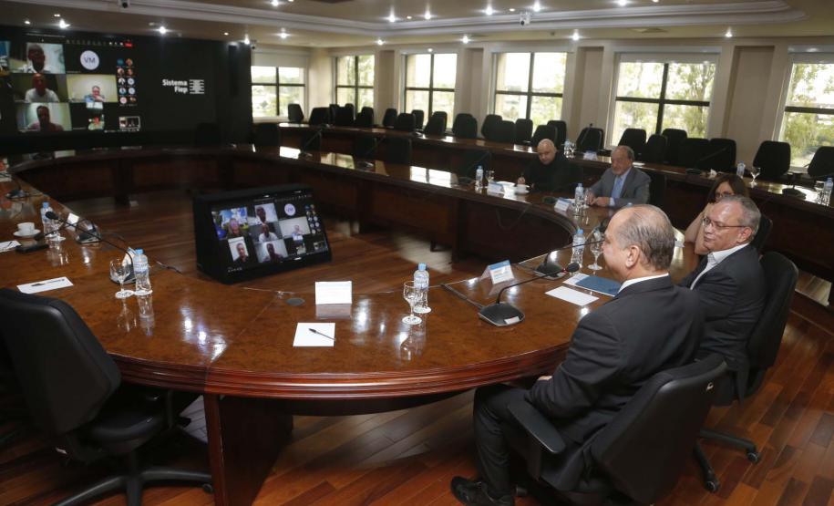 Estado quer estreitar laços com a indústria para crescer com velocidade