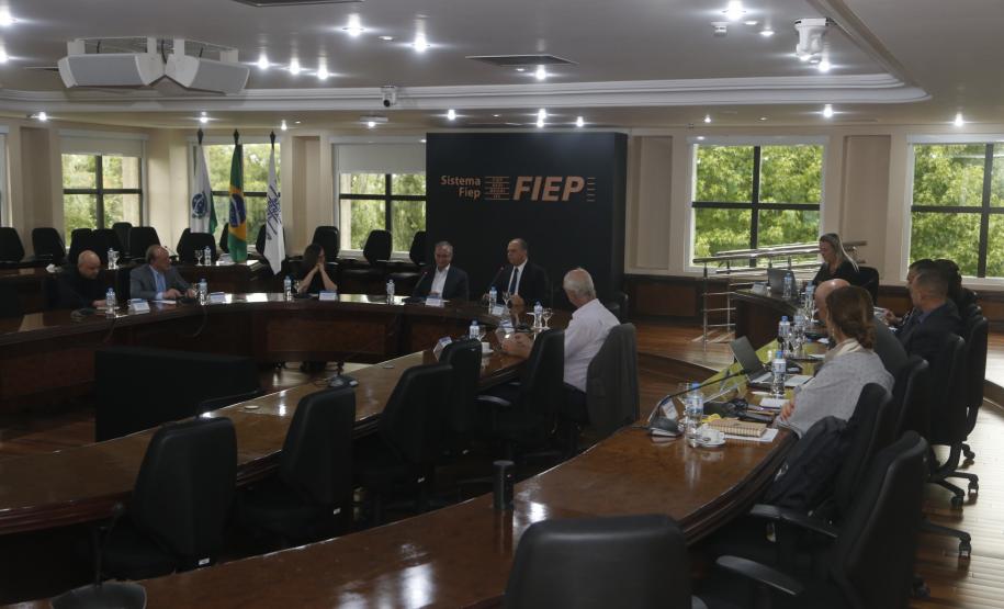 Estado quer estreitar laços com a indústria para crescer com velocidade