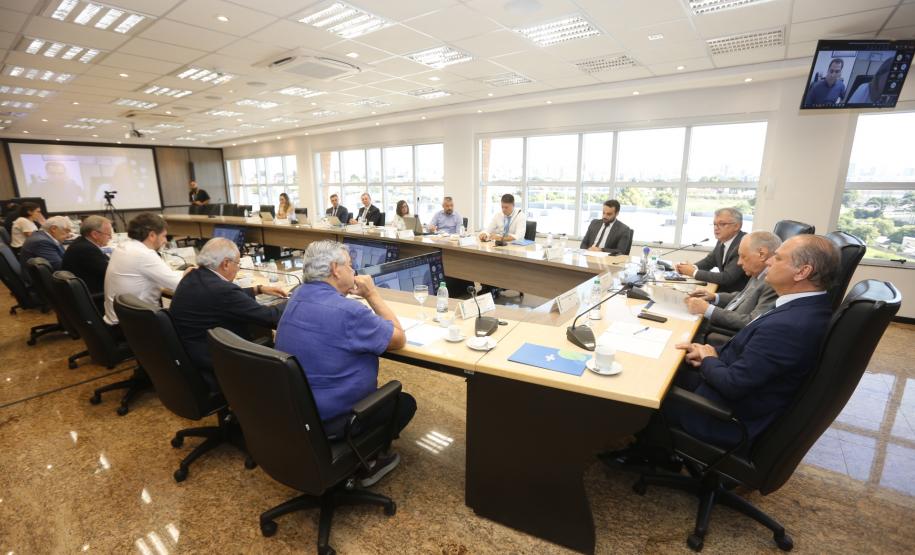 Secretário da Indústria, Comércio e Serviços Ricardo Barros em reunião do Conselho do Sebrae na segunda-feira (20). Na oportunidade, o secretário levou a proposta do governador Ratinho Jr para que o Estado e prefeituras façam mais compras das micro e pequenas empresas do próprio estado. Foto: Jonas Oliveira/SEIC