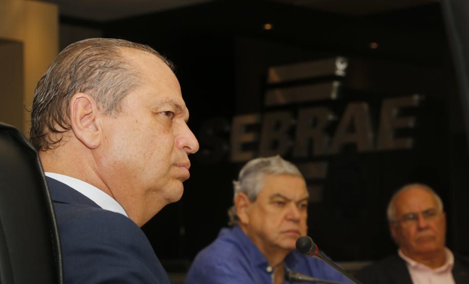 Secretário da Indústria, Comércio e Serviços Ricardo Barros em reunião do Conselho do Sebrae na segunda-feira (20). Na oportunidade, o secretário levou a proposta do governador Ratinho Jr para que o Estado e prefeituras façam mais compras das micro e pequenas empresas do próprio estado. Foto: Jonas Oliveira/SEIC