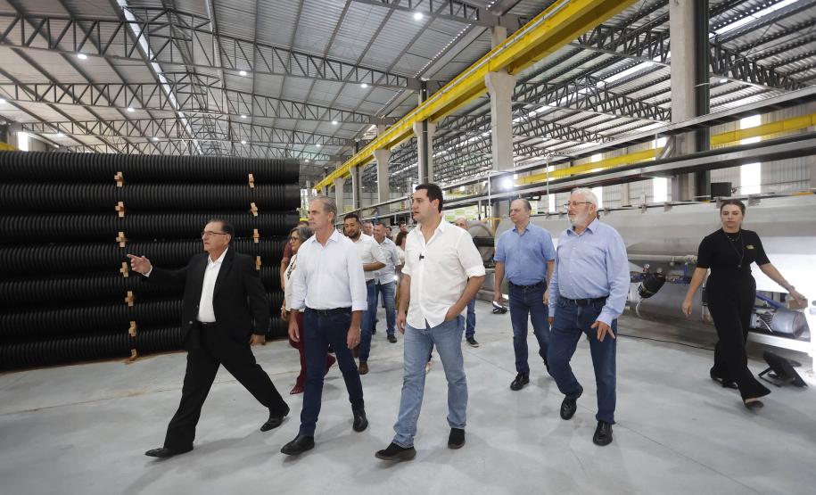 Governador Carlos Massa Ratinho Junior e o secretário de Indústria, Comércio e Serviços, Ricardo Barros,  na inauguração da nova planta industrial da Cimflex, em Maringá.