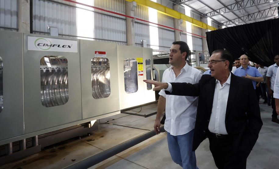 Governador Carlos Massa Ratinho Junior e o secretário de Indústria, Comércio e Serviços, Ricardo Barros,  na inauguração da nova planta industrial da Cimflex, em Maringá.