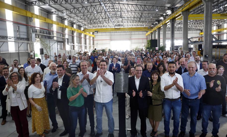 Governador Carlos Massa Ratinho Junior e o secretário de Indústria, Comércio e Serviços, Ricardo Barros,  na inauguração da nova planta industrial da Cimflex, em Maringá.