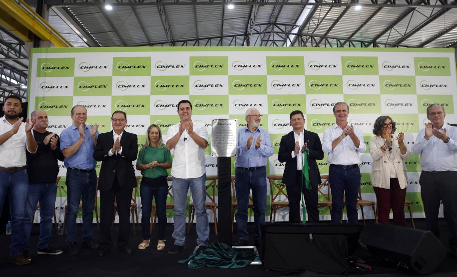 Governador Carlos Massa Ratinho Junior e o secretário de Indústria, Comércio e Serviços, Ricardo Barros,  na inauguração da nova planta industrial da Cimflex, em Maringá.