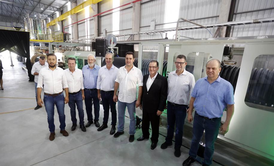 Governador Carlos Massa Ratinho Junior e o secretário de Indústria, Comércio e Serviços, Ricardo Barros,  na inauguração da nova planta industrial da Cimflex, em Maringá.