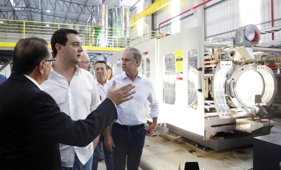 Governador Carlos Massa Ratinho Junior e o secretário de Indústria, Comércio e Serviços, Ricardo Barros,  na inauguração da nova planta industrial da Cimflex, em Maringá.