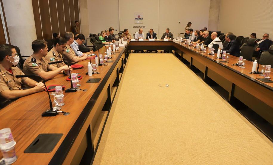 Reunião no Gabinete de Gestão e Informação (GGI) sobre o programa Descomplica Paraná. Foto: Roberto Dziura Jr/AEN