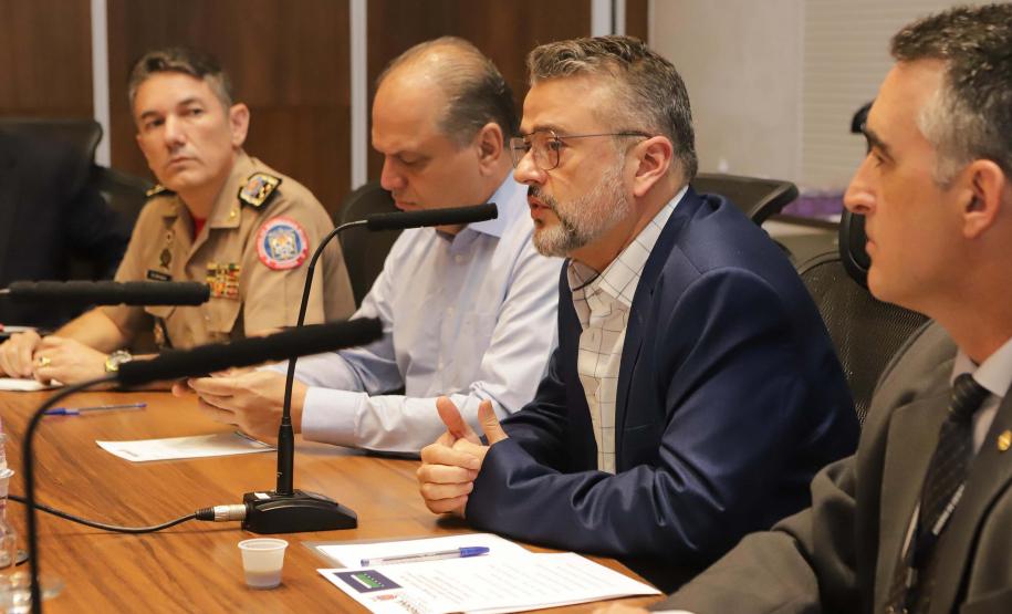 Reunião no Gabinete de Gestão e Informação (GGI) sobre o programa Descomplica Paraná. Foto: Roberto Dziura Jr/AEN