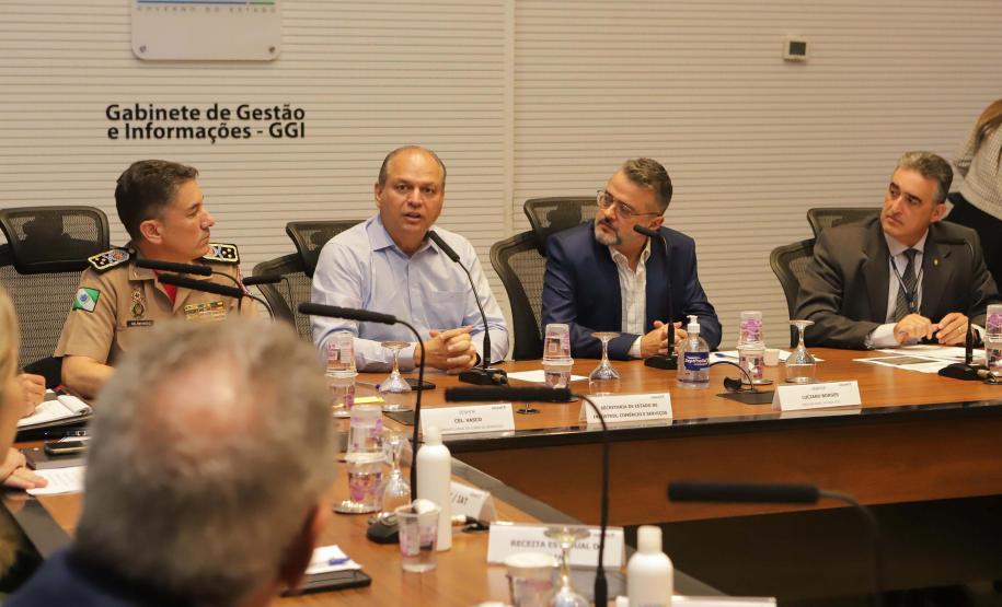 Reunião no Gabinete de Gestão e Informação (GGI) sobre o programa Descomplica Paraná. Foto: Roberto Dziura Jr/AEN