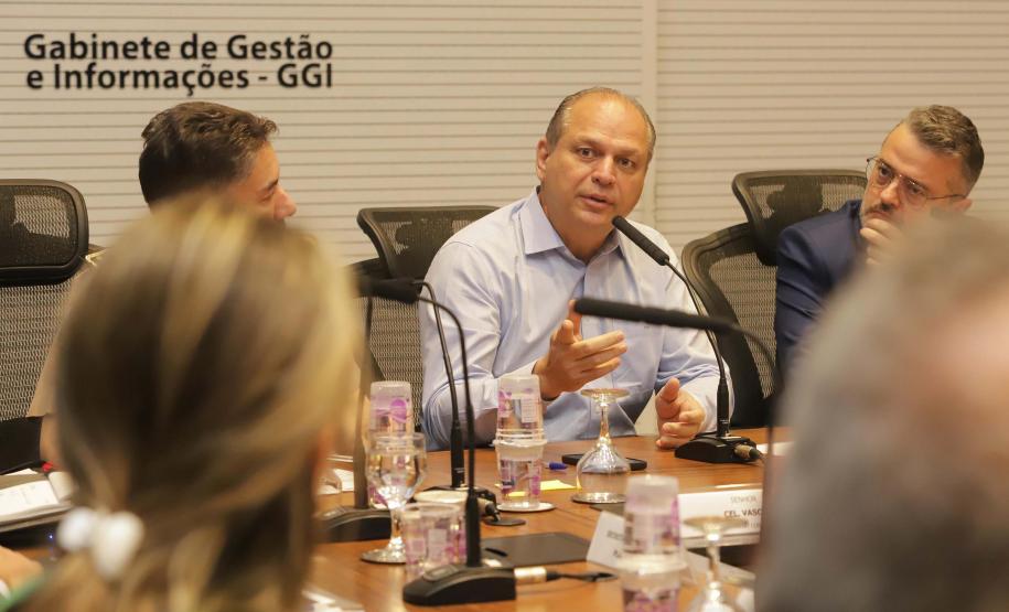 Reunião no Gabinete de Gestão e Informação (GGI) sobre o programa Descomplica Paraná. Foto: Roberto Dziura Jr/AEN