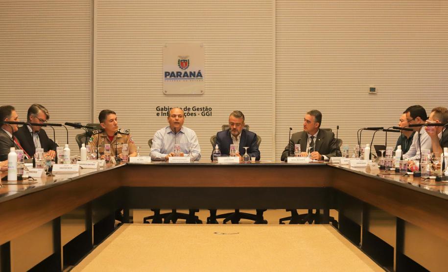 Reunião no Gabinete de Gestão e Informação (GGI) sobre o programa Descomplica Paraná. Foto: Roberto Dziura Jr/AEN