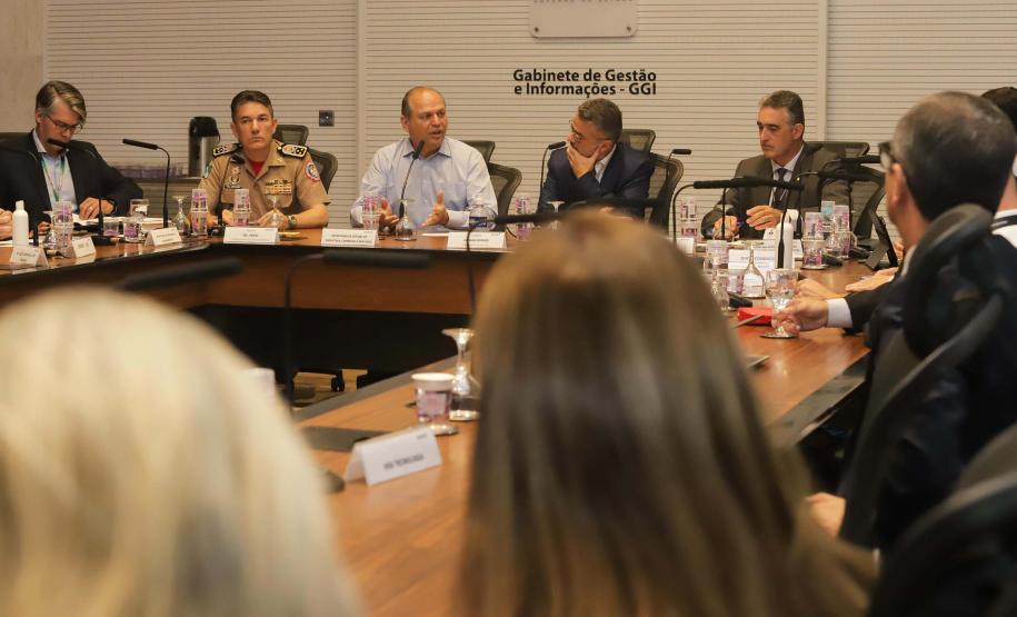 Reunião no Gabinete de Gestão e Informação (GGI) sobre o programa Descomplica Paraná. Foto: Roberto Dziura Jr/AEN