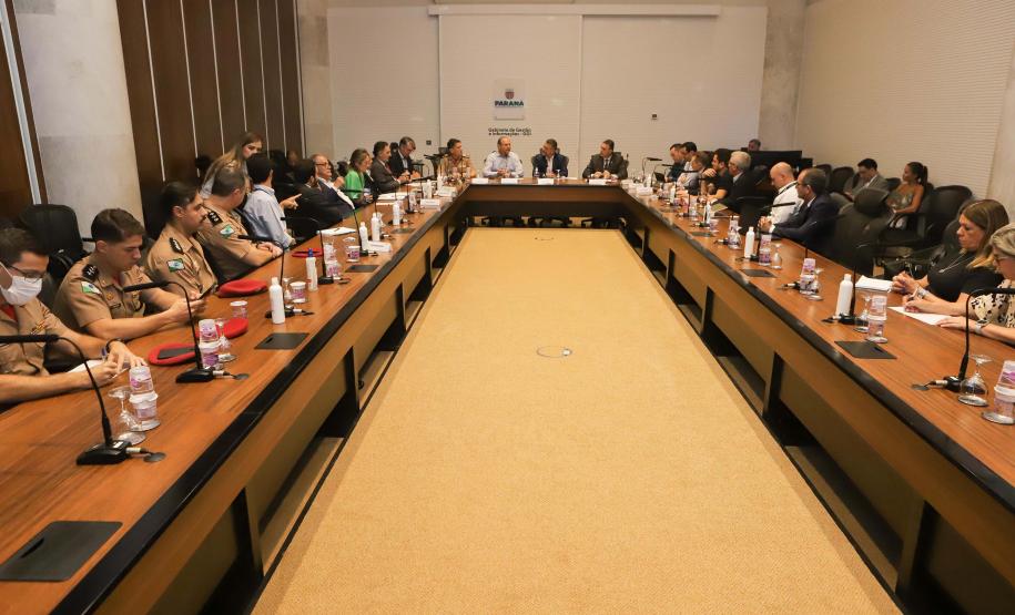 Reunião no Gabinete de Gestão e Informação (GGI) sobre o programa Descomplica Paraná. Foto: Roberto Dziura Jr/AEN