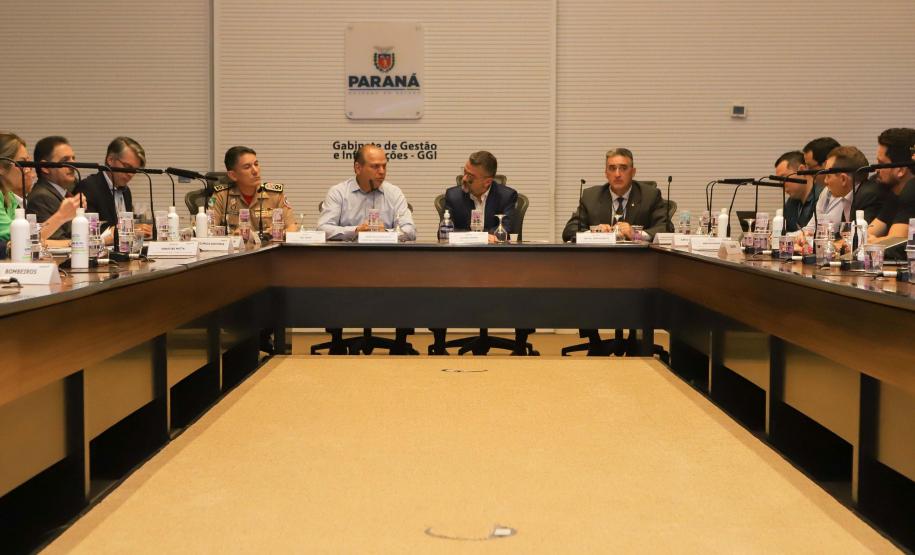 Reunião no Gabinete de Gestão e Informação (GGI) sobre o programa Descomplica Paraná. Foto: Roberto Dziura Jr/AEN