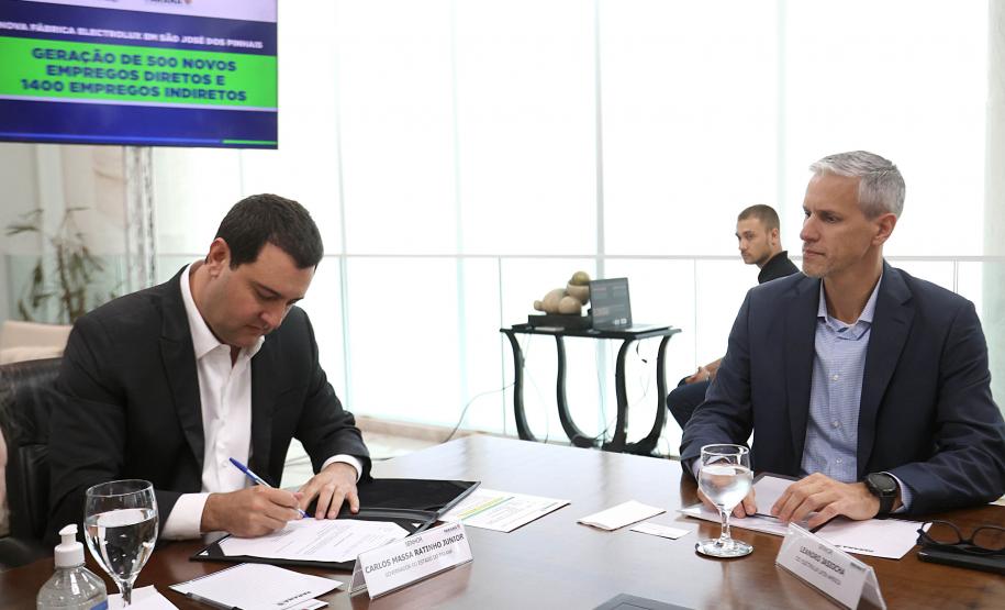 Electrolux anuncia investimento de R$ 700 milhões para a instalação de uma fábrica totalmente sustentável em São José dos Pinhais, na Região Metropolitana de Curitiba. O governador Carlos Massa Ratinho Junior, e o presidente da Electrolux América Latina, Leandro Jasiocha, assinaram o protocolo de intenções que inclui o projeto no programa de incentivos fiscais do Estado.