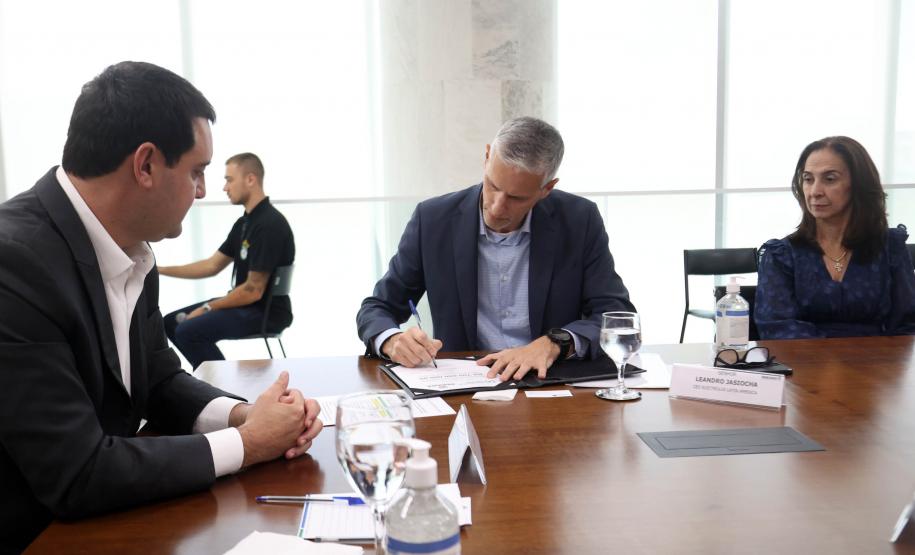 Electrolux anuncia investimento de R$ 700 milhões para a instalação de uma fábrica totalmente sustentável em São José dos Pinhais, na Região Metropolitana de Curitiba. O governador Carlos Massa Ratinho Junior, e o presidente da Electrolux América Latina, Leandro Jasiocha, assinaram o protocolo de intenções que inclui o projeto no programa de incentivos fiscais do Estado.