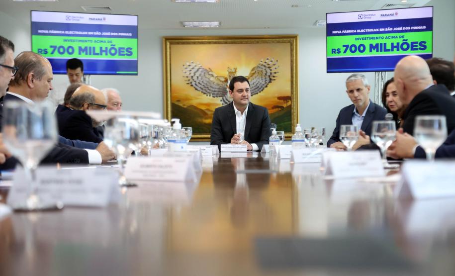 Electrolux anuncia investimento de R$ 700 milhões para a instalação de uma fábrica totalmente sustentável em São José dos Pinhais, na Região Metropolitana de Curitiba. O governador Carlos Massa Ratinho Junior, e o presidente da Electrolux América Latina, Leandro Jasiocha, assinaram o protocolo de intenções que inclui o projeto no programa de incentivos fiscais do Estado.