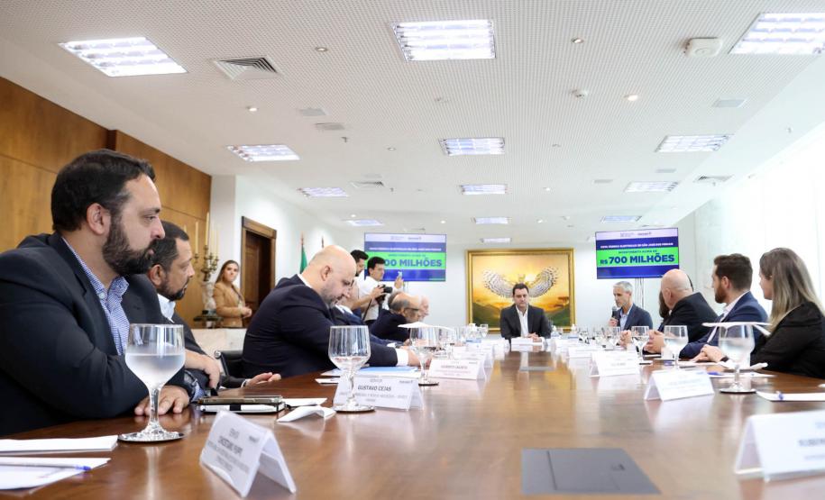 Electrolux anuncia investimento de R$ 700 milhões para a instalação de uma fábrica totalmente sustentável em São José dos Pinhais, na Região Metropolitana de Curitiba. O governador Carlos Massa Ratinho Junior, e o presidente da Electrolux América Latina, Leandro Jasiocha, assinaram o protocolo de intenções que inclui o projeto no programa de incentivos fiscais do Estado.