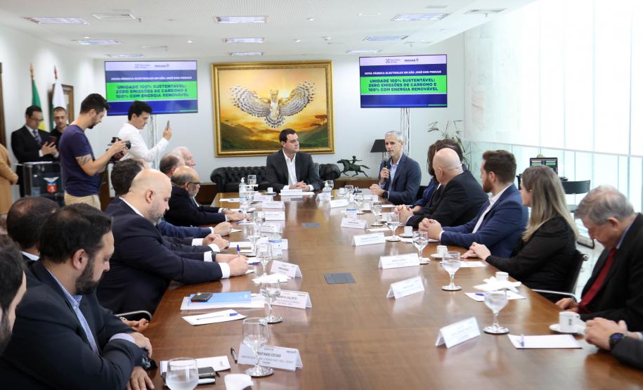 Electrolux anuncia investimento de R$ 700 milhões para a instalação de uma fábrica totalmente sustentável em São José dos Pinhais, na Região Metropolitana de Curitiba. O governador Carlos Massa Ratinho Junior, e o presidente da Electrolux América Latina, Leandro Jasiocha, assinaram o protocolo de intenções que inclui o projeto no programa de incentivos fiscais do Estado.