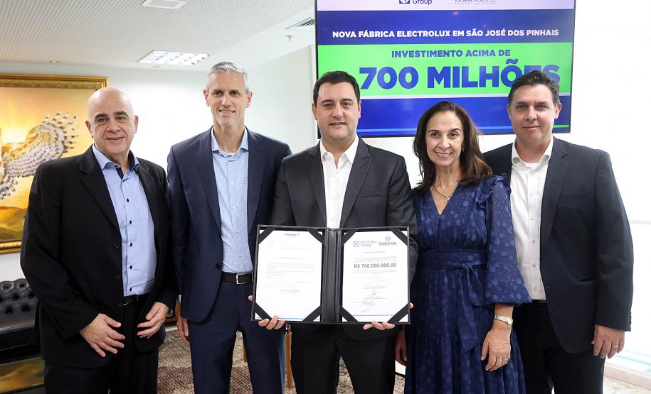 Electrolux anuncia investimento de R$ 700 milhões para a instalação de uma fábrica totalmente sustentável em São José dos Pinhais, na Região Metropolitana de Curitiba. O governador Carlos Massa Ratinho Junior, e o presidente da Electrolux América Latina, Leandro Jasiocha, assinaram o protocolo de intenções que inclui o projeto no programa de incentivos fiscais do Estado.