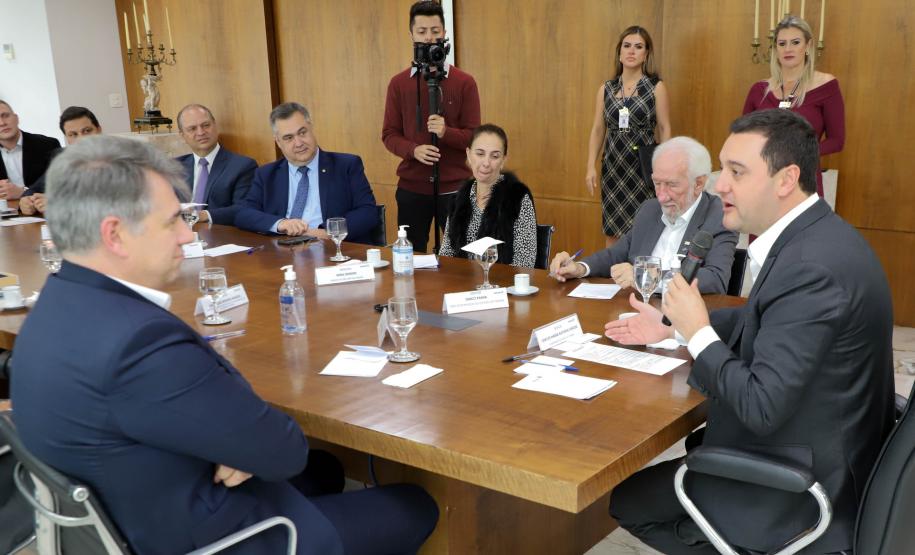 A Volkswagen do Brasil anunciou nesta segunda-feira (17) um investimento de R$ 8 milhões em projetos sociais no Paraná, durante um encontro com o governador Carlos Massa Ratinho Junior no Palácio Iguaçu, que contou com autoridades da empresa e do Estado. Foto: Ari Dias/AEN