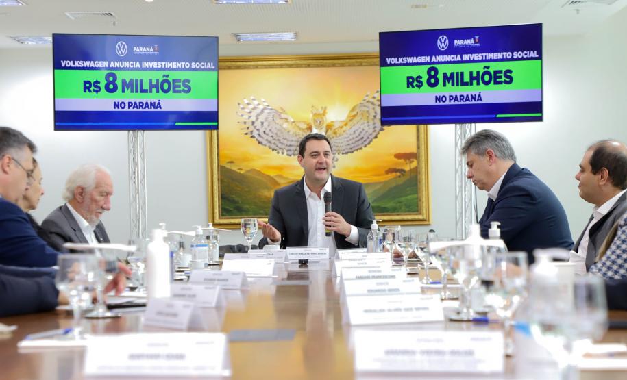 A Volkswagen do Brasil anunciou nesta segunda-feira (17) um investimento de R$ 8 milhões em projetos sociais no Paraná, durante um encontro com o governador Carlos Massa Ratinho Junior no Palácio Iguaçu, que contou com autoridades da empresa e do Estado. Foto: Ari Dias/AEN