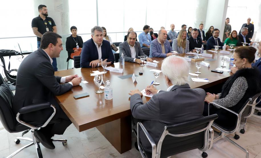 A Volkswagen do Brasil anunciou nesta segunda-feira (17) um investimento de R$ 8 milhões em projetos sociais no Paraná, durante um encontro com o governador Carlos Massa Ratinho Junior no Palácio Iguaçu, que contou com autoridades da empresa e do Estado. Foto: Ari Dias/AEN