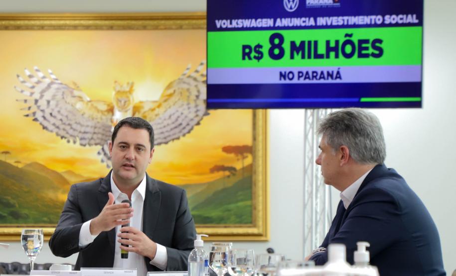 A Volkswagen do Brasil anunciou nesta segunda-feira (17) um investimento de R$ 8 milhões em projetos sociais no Paraná, durante um encontro com o governador Carlos Massa Ratinho Junior no Palácio Iguaçu, que contou com autoridades da empresa e do Estado. Foto: Ari Dias/AEN