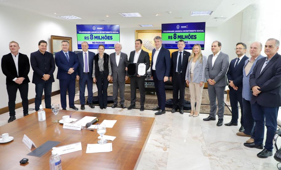 A Volkswagen do Brasil anunciou nesta segunda-feira (17) um investimento de R$ 8 milhões em projetos sociais no Paraná, durante um encontro com o governador Carlos Massa Ratinho Junior no Palácio Iguaçu, que contou com autoridades da empresa e do Estado. Foto: Ari Dias/AEN