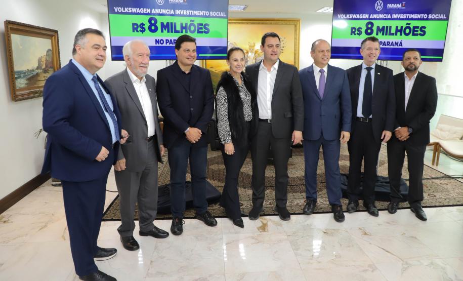 A Volkswagen do Brasil anunciou nesta segunda-feira (17) um investimento de R$ 8 milhões em projetos sociais no Paraná, durante um encontro com o governador Carlos Massa Ratinho Junior no Palácio Iguaçu, que contou com autoridades da empresa e do Estado. Foto: Ari Dias/AEN