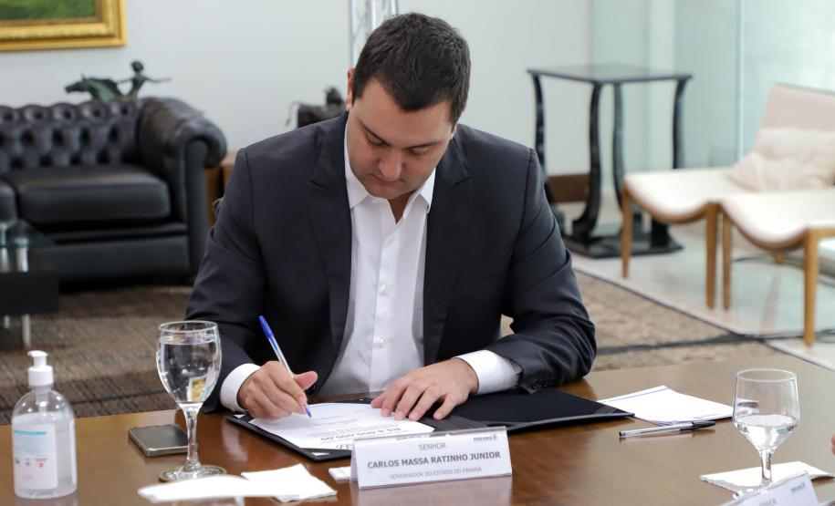 A Volkswagen do Brasil anunciou nesta segunda-feira (17) um investimento de R$ 8 milhões em projetos sociais no Paraná, durante um encontro com o governador Carlos Massa Ratinho Junior no Palácio Iguaçu, que contou com autoridades da empresa e do Estado. Foto: Ari Dias/AEN