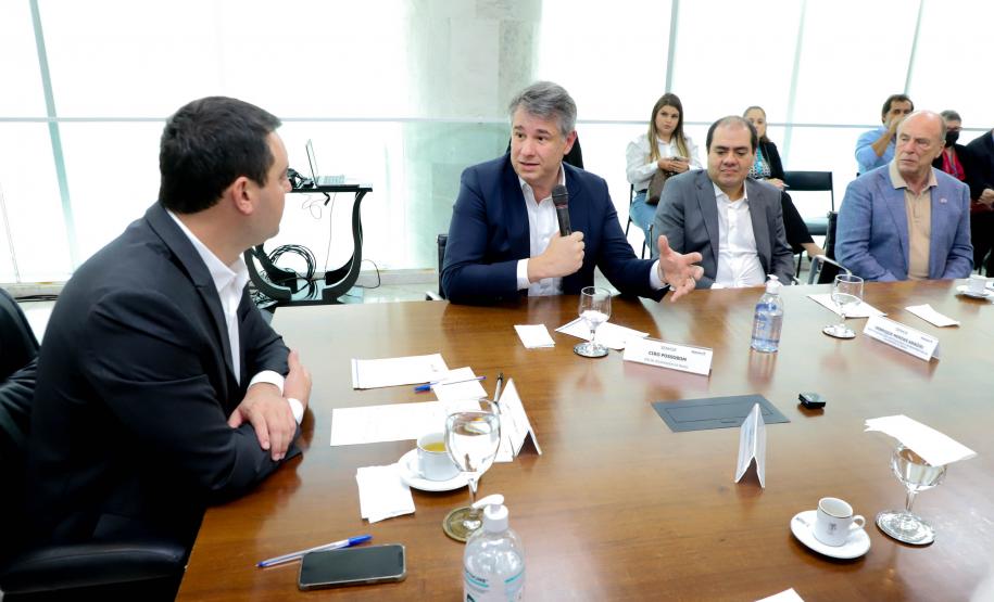 A Volkswagen do Brasil anunciou nesta segunda-feira (17) um investimento de R$ 8 milhões em projetos sociais no Paraná, durante um encontro com o governador Carlos Massa Ratinho Junior no Palácio Iguaçu, que contou com autoridades da empresa e do Estado. Foto: Ari Dias/AEN