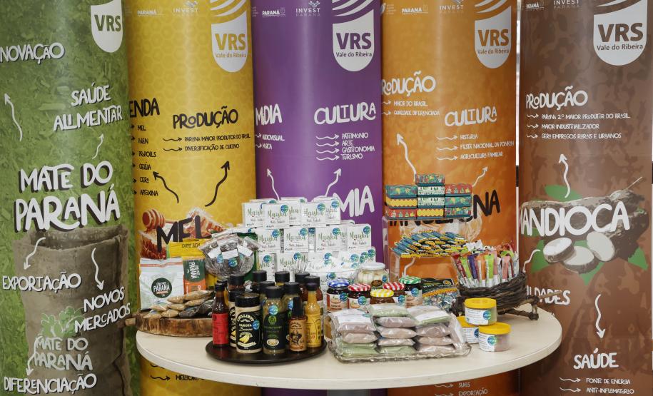 Missão comercial da Invest Paraná ao Canadá em maio vai levar produtos típicos paranaenses - como chá mate, bala de banana e farinha de pinhão - feitos por pequenos produtores do programa Vocações Regionais Sustentáveis (VRS). Intenção é abrir mercado de exportação para os pequenos produtores que participam do programa, que tem como objetivo fortalecer a produção a partir da criação de marcas regionais.