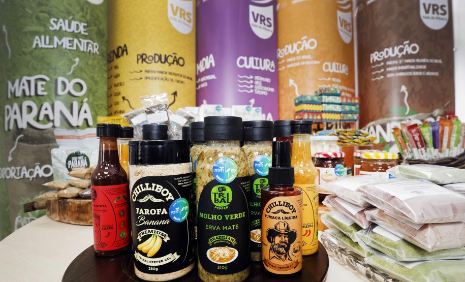 Missão comercial da Invest Paraná ao Canadá em maio vai levar produtos típicos paranaenses - como chá mate, bala de banana e farinha de pinhão - feitos por pequenos produtores do programa Vocações Regionais Sustentáveis (VRS). Intenção é abrir mercado de exportação para os pequenos produtores que participam do programa, que tem como objetivo fortalecer a produção a partir da criação de marcas regionais.