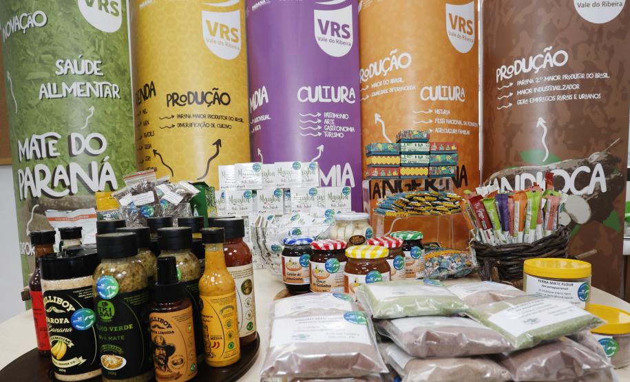 Missão comercial da Invest Paraná ao Canadá em maio vai levar produtos típicos paranaenses - como chá mate, bala de banana e farinha de pinhão - feitos por pequenos produtores do programa Vocações Regionais Sustentáveis (VRS). Intenção é abrir mercado de exportação para os pequenos produtores que participam do programa, que tem como objetivo fortalecer a produção a partir da criação de marcas regionais.