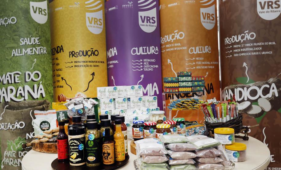 Missão comercial da Invest Paraná ao Canadá em maio vai levar produtos típicos paranaenses - como chá mate, bala de banana e farinha de pinhão - feitos por pequenos produtores do programa Vocações Regionais Sustentáveis (VRS). Intenção é abrir mercado de exportação para os pequenos produtores que participam do programa, que tem como objetivo fortalecer a produção a partir da criação de marcas regionais.