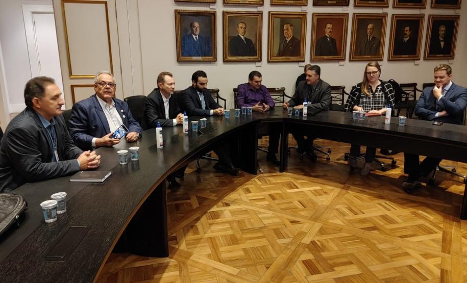 Junta Comercial e Associação dos Municípios discutem ampliar desburocratização no Paraná