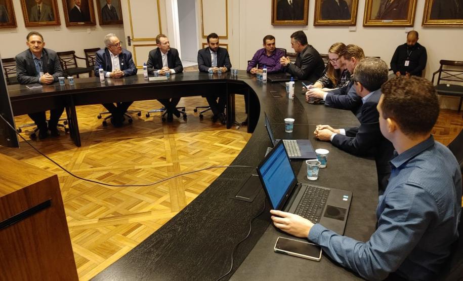 Junta Comercial e Associação dos Municípios discutem ampliar desburocratização no Paraná