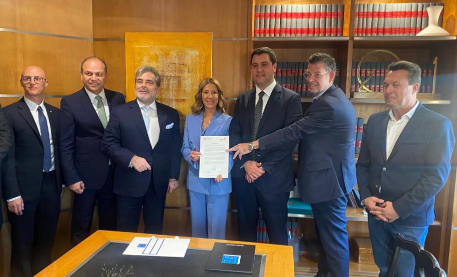Assinatura de parceria institucional da Invest Paraná com escritório português