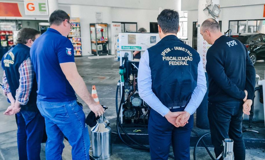 Polícia Civil do Paraná e Ipem interditam duas bombas em posto de combustíveis