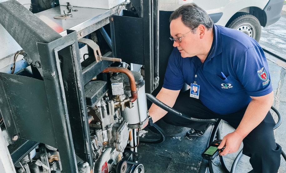 Polícia Civil do Paraná e Ipem interditam duas bombas em posto de combustíveis