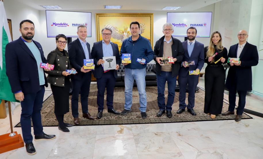 O governador Carlos Massa Ratinho Junior recebeu nesta quinta-feira (10), no Palácio Iguaçu, o presidente da Mondelēz no Brasil, Liel Miranda. O diretor-geral da SEIC, Christiano Puppi, esteve presente. Foto: Ari Dias/AEN,