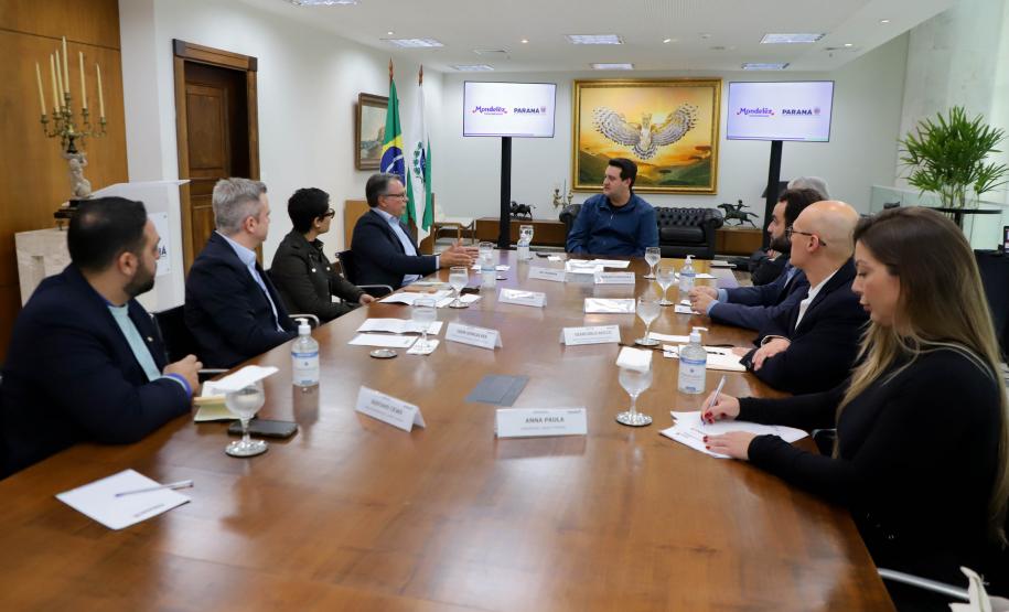 O governador Carlos Massa Ratinho Junior recebeu nesta quinta-feira (10), no Palácio Iguaçu, o presidente da Mondelēz no Brasil, Liel Miranda. O diretor-geral da SEIC, Christiano Puppi, esteve presente. Foto: Ari Dias/AEN,
