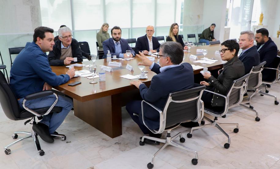 O governador Carlos Massa Ratinho Junior recebeu nesta quinta-feira (10), no Palácio Iguaçu, o presidente da Mondelēz no Brasil, Liel Miranda. O diretor-geral da SEIC, Christiano Puppi, esteve presente. Foto: Ari Dias/AEN,