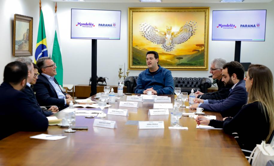 O governador Carlos Massa Ratinho Junior recebeu nesta quinta-feira (10), no Palácio Iguaçu, o presidente da Mondelēz no Brasil, Liel Miranda. O diretor-geral da SEIC, Christiano Puppi, esteve presente. Foto: Ari Dias/AEN,