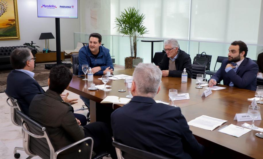 O governador Carlos Massa Ratinho Junior recebeu nesta quinta-feira (10), no Palácio Iguaçu, o presidente da Mondelēz no Brasil, Liel Miranda. O diretor-geral da SEIC, Christiano Puppi, esteve presente. Foto: Ari Dias/AEN,