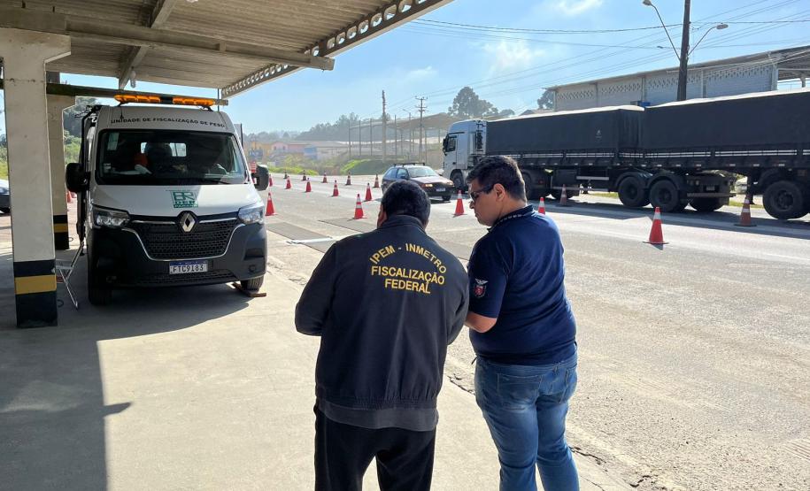 Ipem-PR fiscaliza veículos e identifica dez com problemas nos tacógrafos em um dia