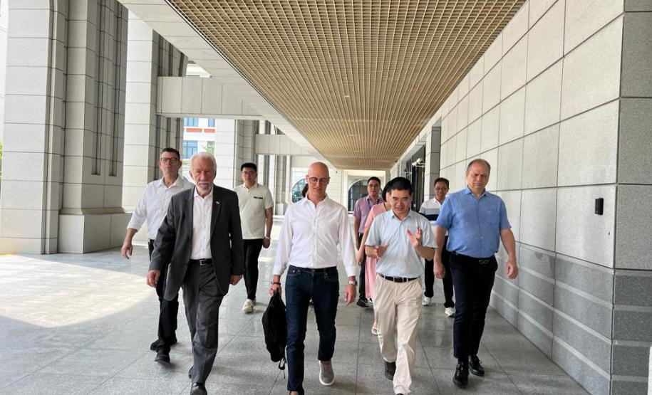 Missão paranaense conhece maior fabricante de pneus pesados da China e prospecta investimentos