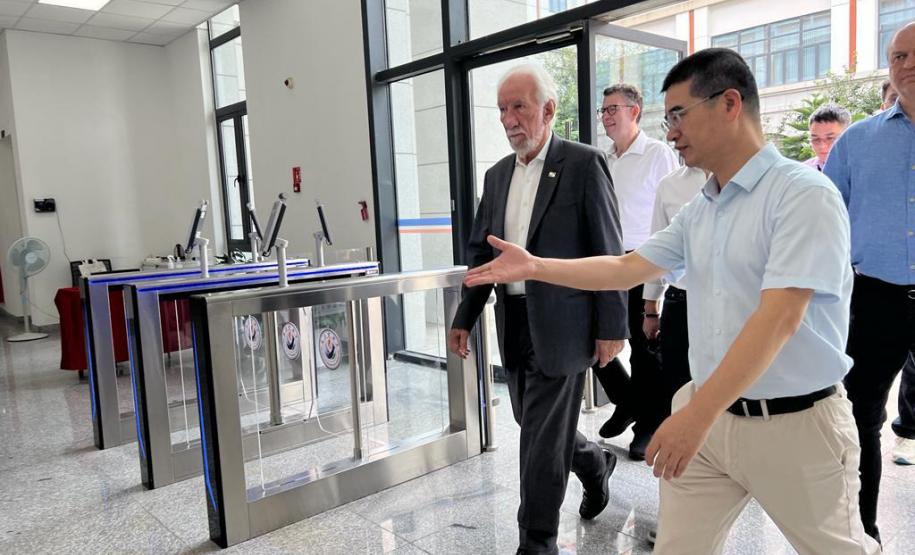 Missão paranaense conhece maior fabricante de pneus pesados da China e prospecta investimentos